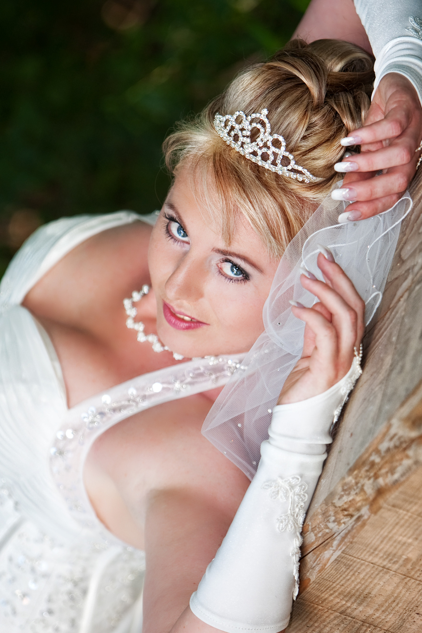 Blonde Braut mit Diadem und Braut-Make-up