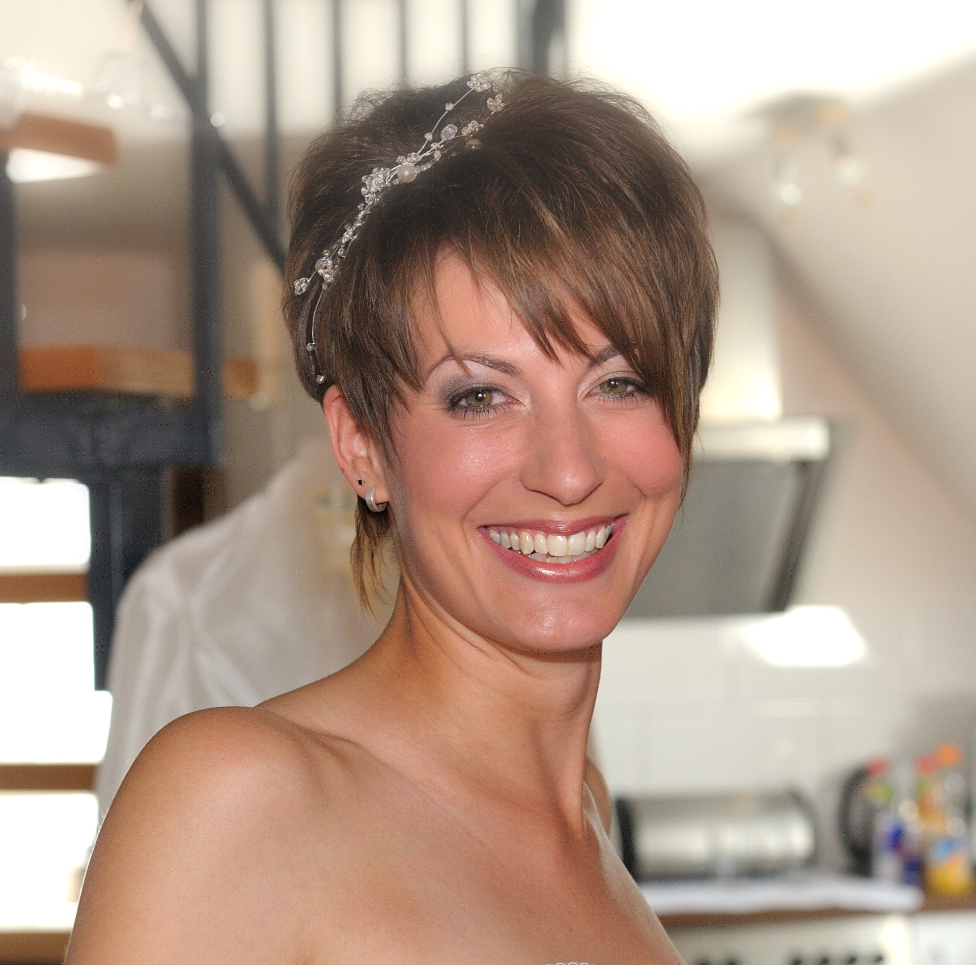 Braut mit kurzem Haar und elegantem Make-up