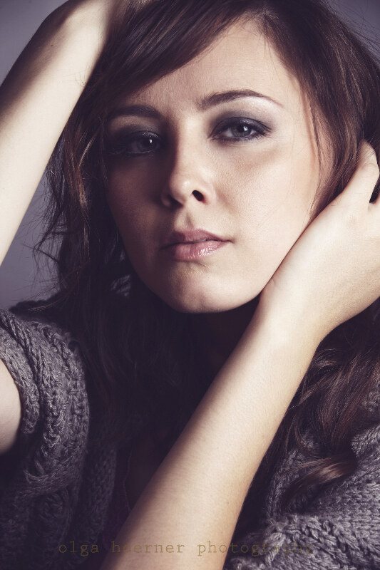 Dunkelhaarige Frau mit ausdrucksstarkem Make-up